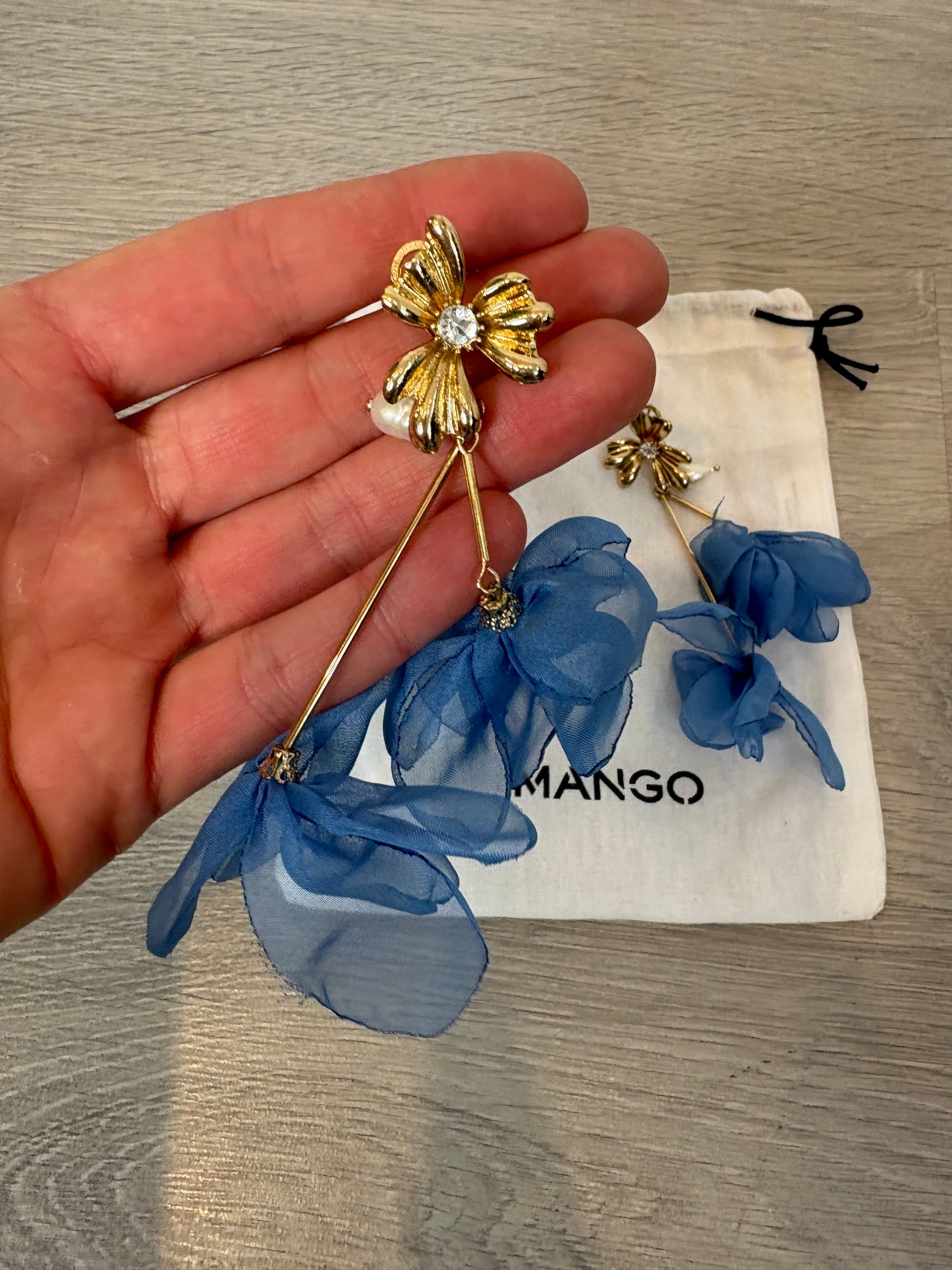 MANGO. Pendientes dorados pétalos