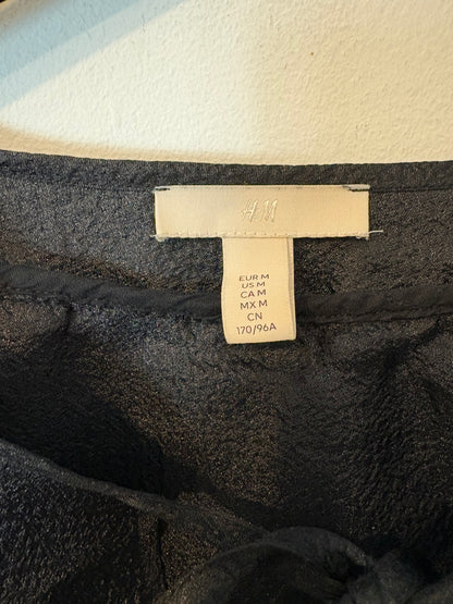 H&M. Blusa negra volantes