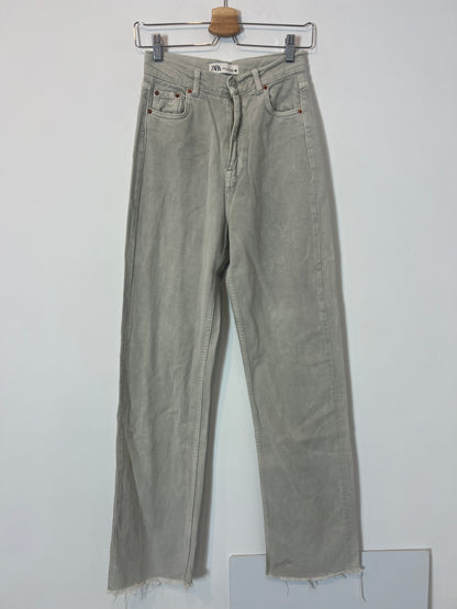 ZARA. Denim recto gris claro. T 34