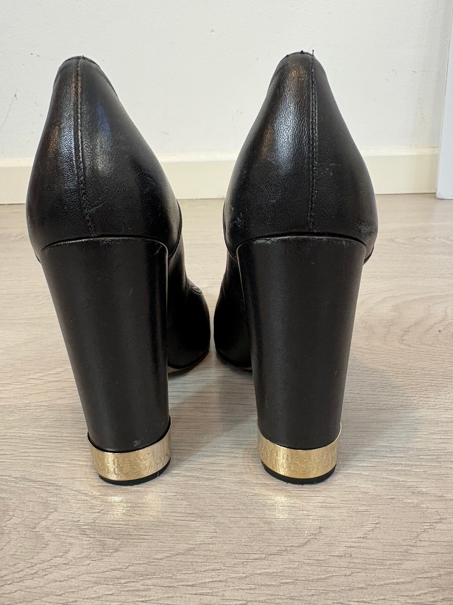 VERSACE. Zapatos negros tacón