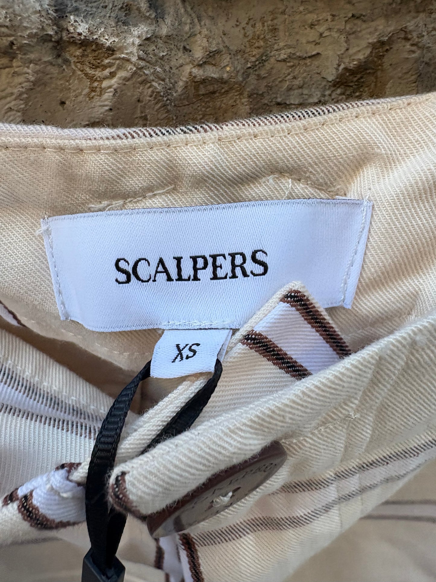 SCALPERS. Pantalón beige cuadros. T S