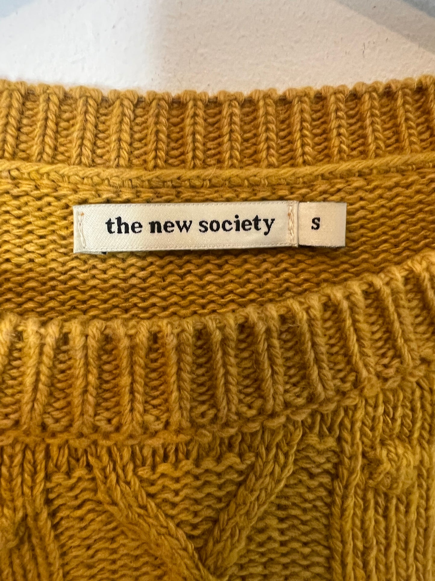 THE NEW SOCIETY. jersey mostaza ochos T.s