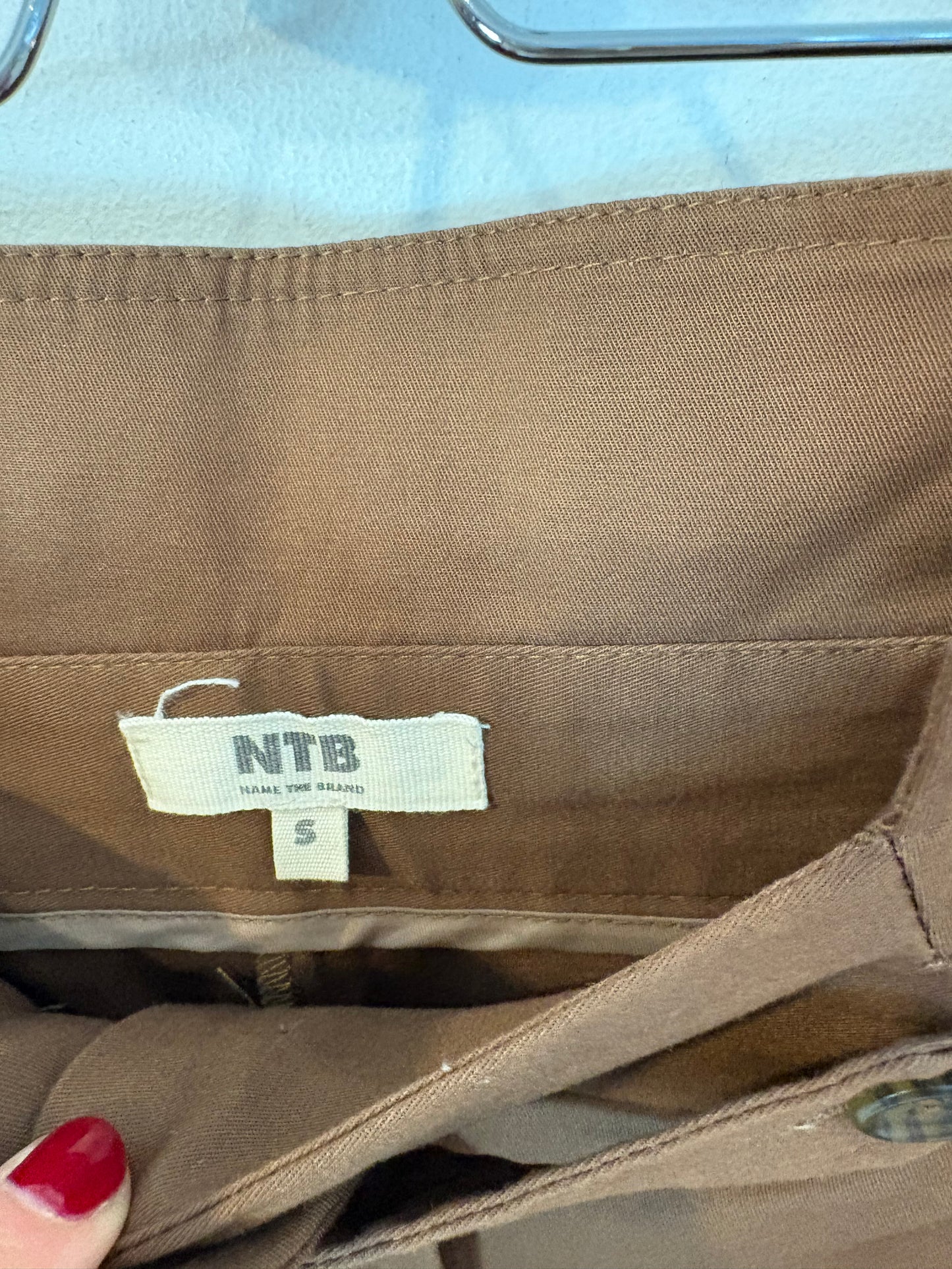 NAME THE BRAND. Pantalón marrón pinzas