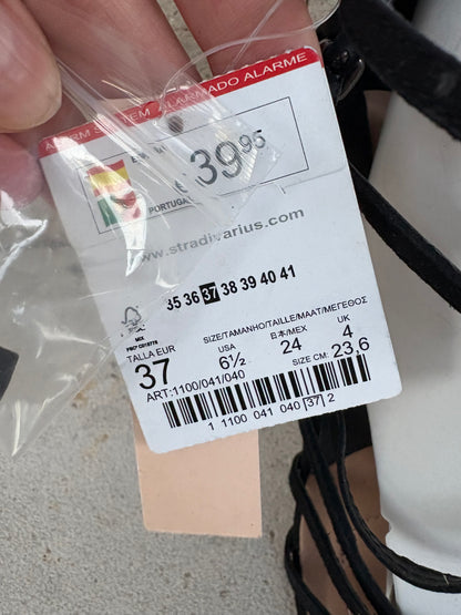 STRADIVARIUS . Sandalia negra tiras.T 37