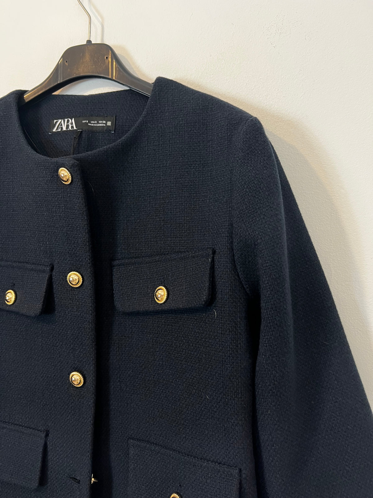 ZARA. Chaqueta azul botones dorados