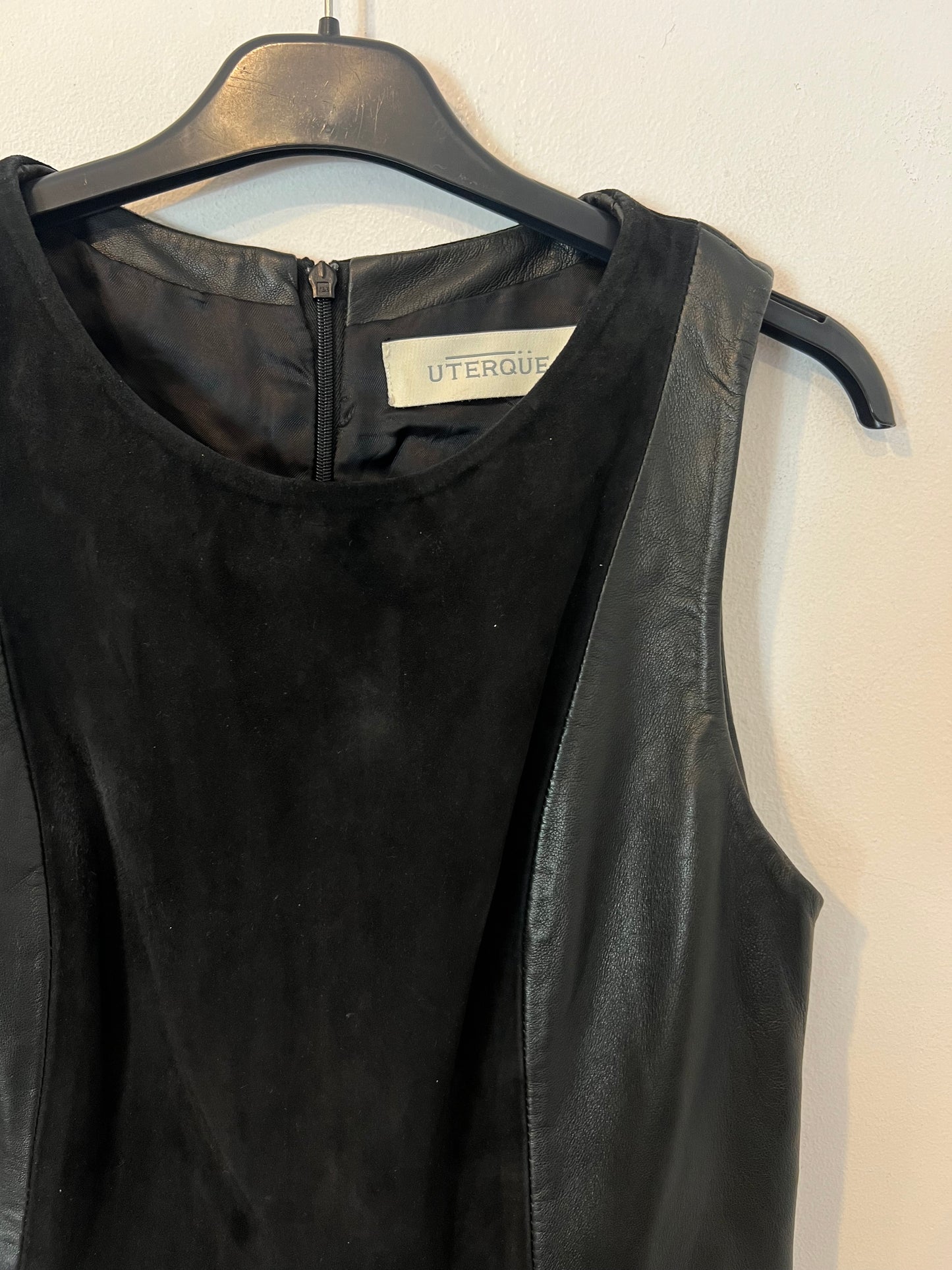 UTERQÜE. vestido negro piel