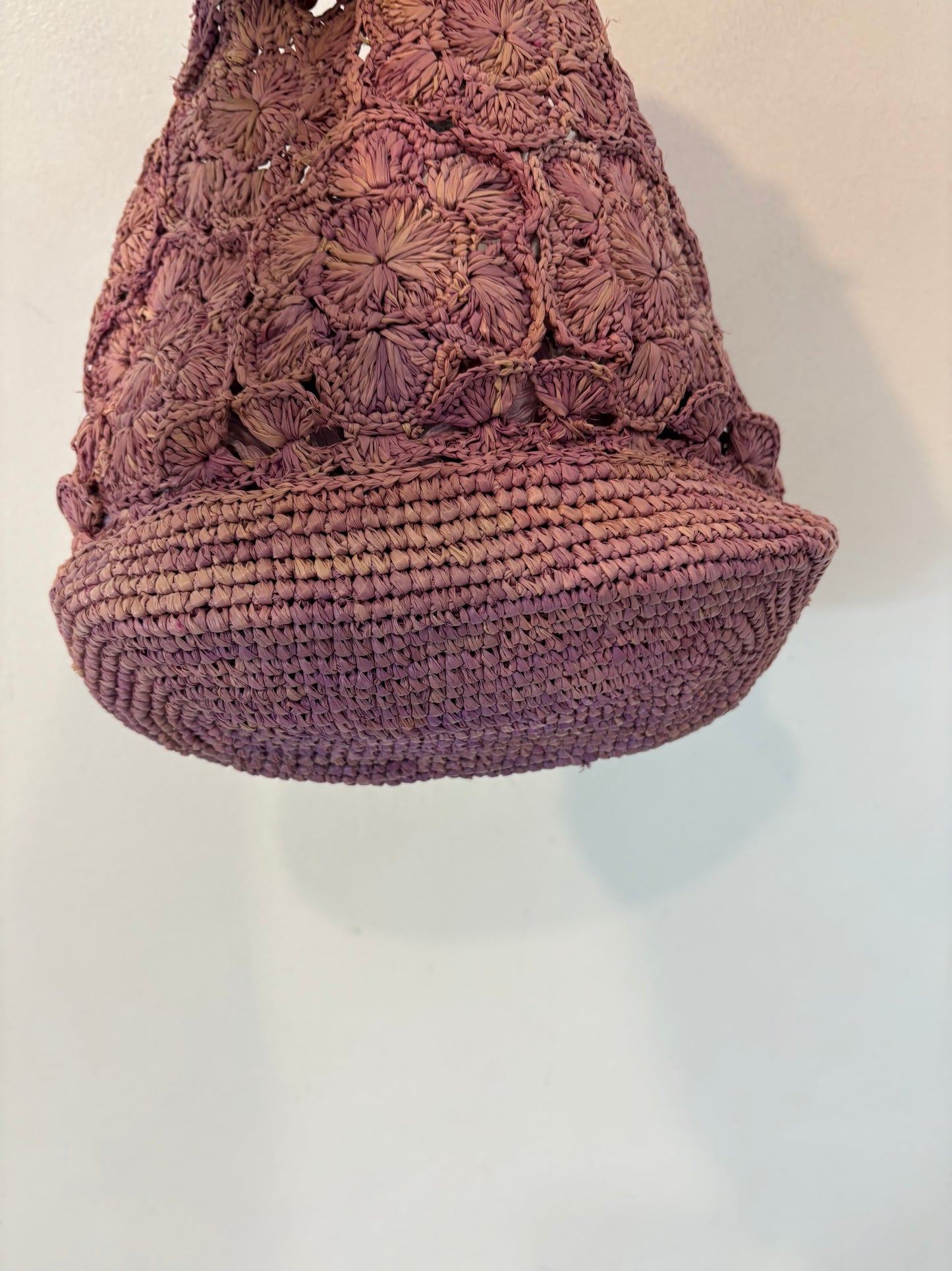 PETITE MENDIFOTE. Bolso de hombro rafia malva