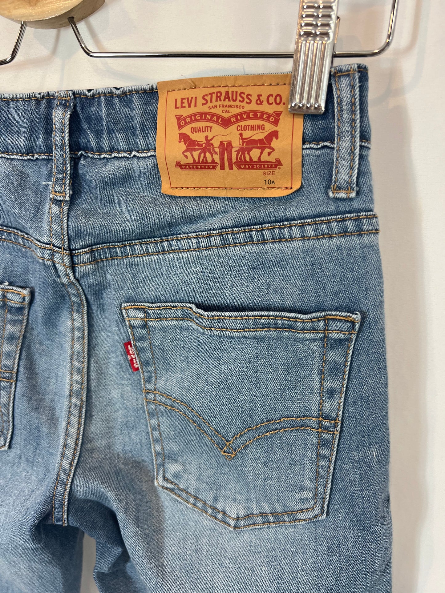 LEVI'S. Semi-elastic denim Bermuda shorts. 10 years