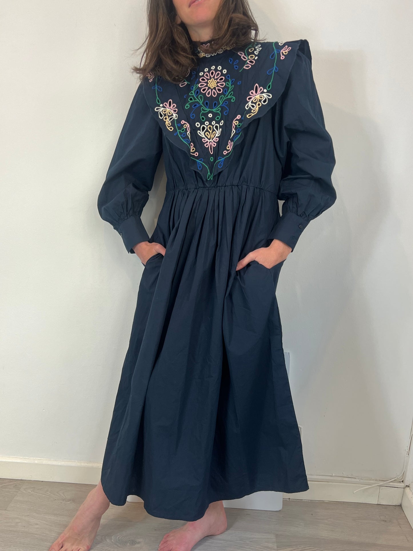 SFERA. Vestido midi azul bordados. T M