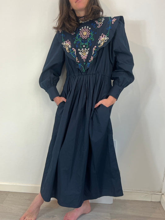 SFERA. Vestido midi azul bordados. T M