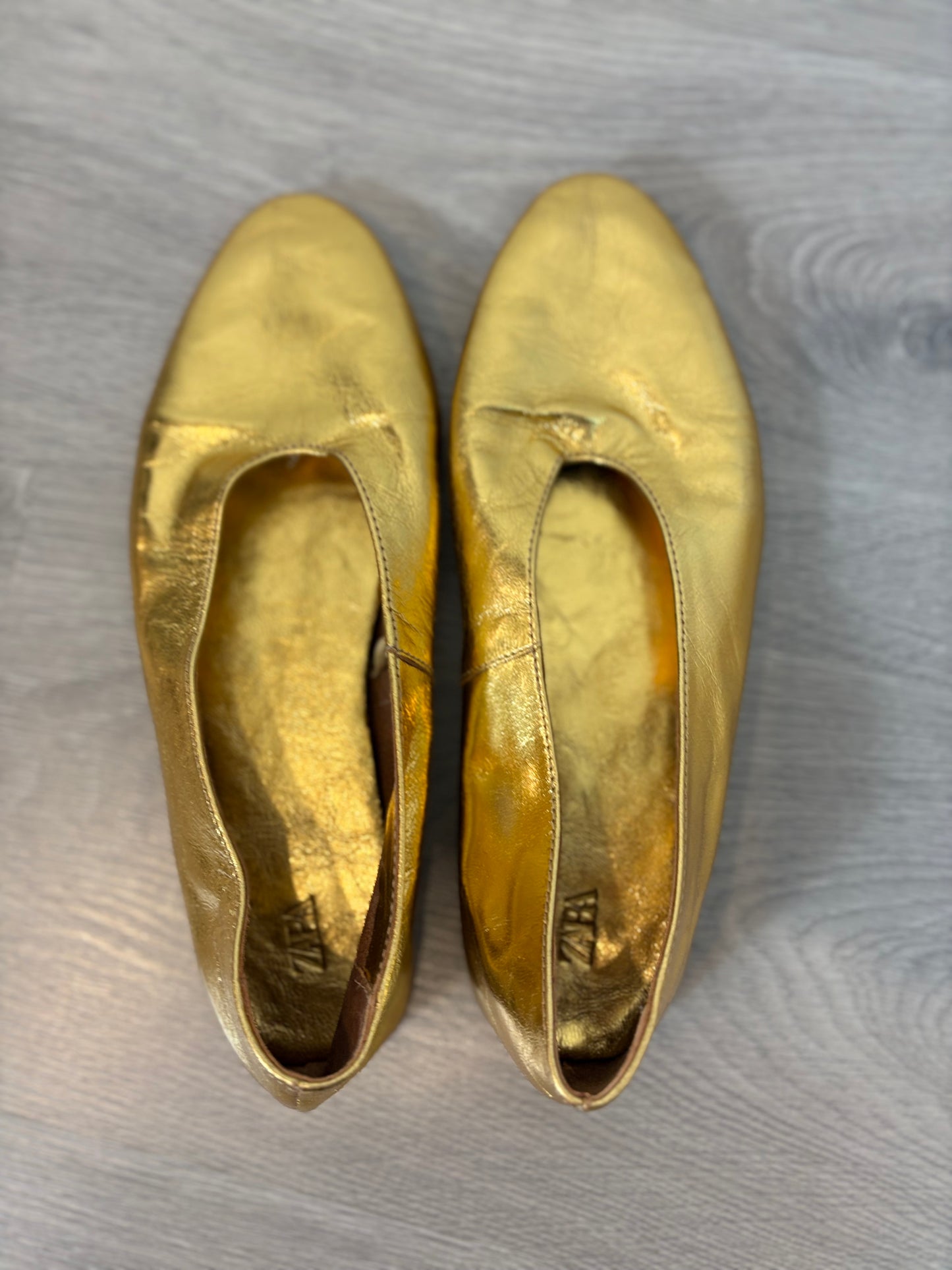 ZARA. Flat gold ballet flats, size 38