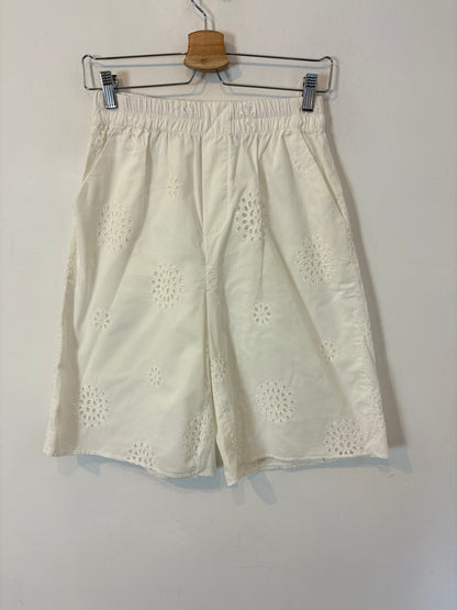 ZARA. Bermuda larga blanca bordados