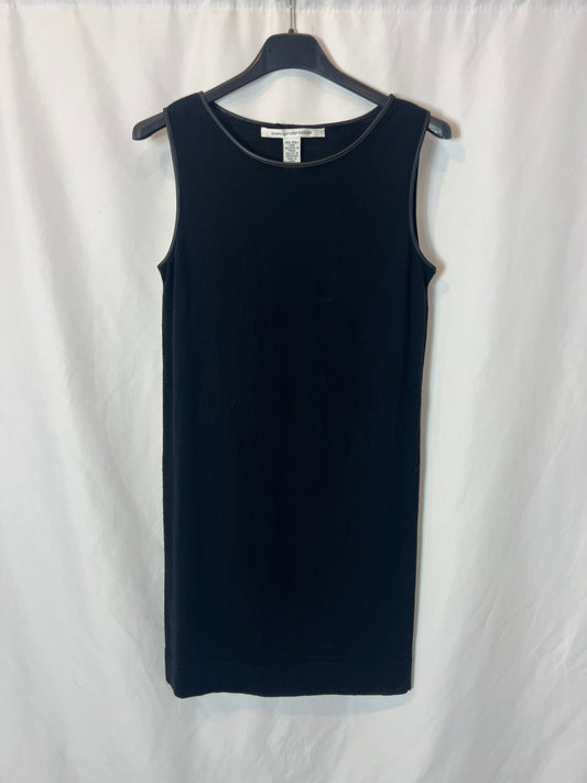 DIANE VON FURSTENBERG. Short fitted wool dress. TS