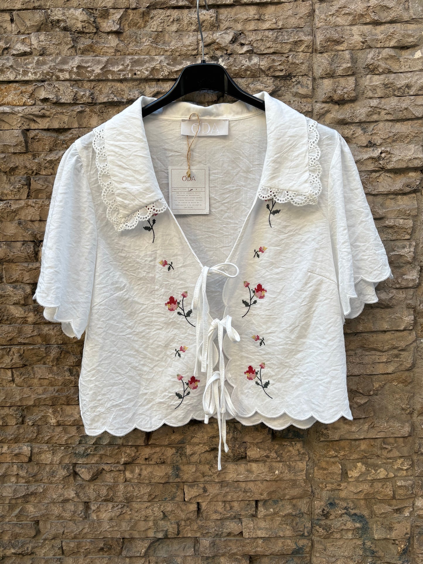 ODA. Blusa blanca bordada lazos