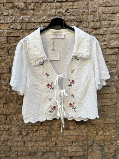 ODA. Blusa blanca bordada lazos