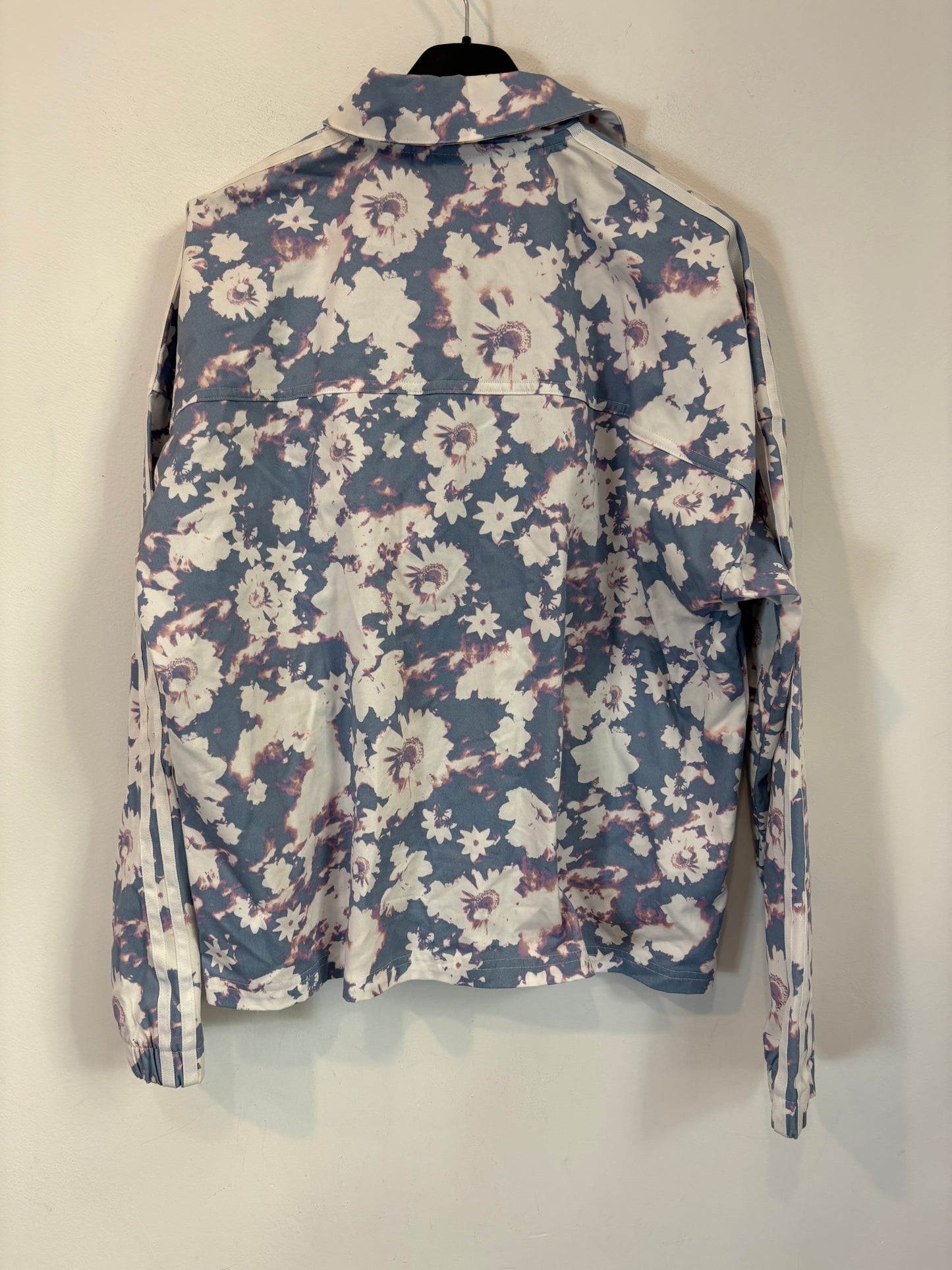 ADIDAS. Chaqueta ligera estampada. T L