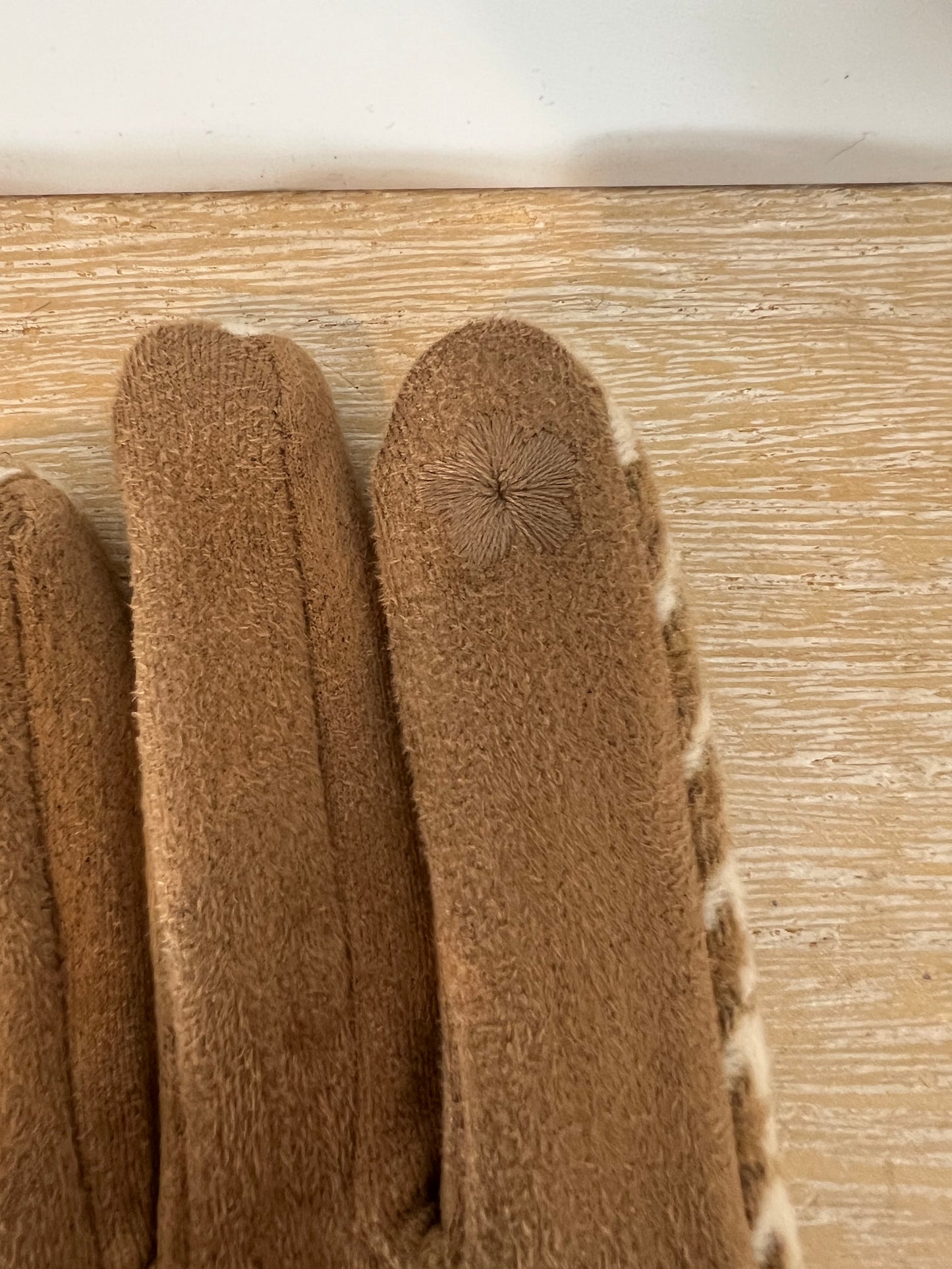 OTHERS. Beige houndstooth gloves. TM