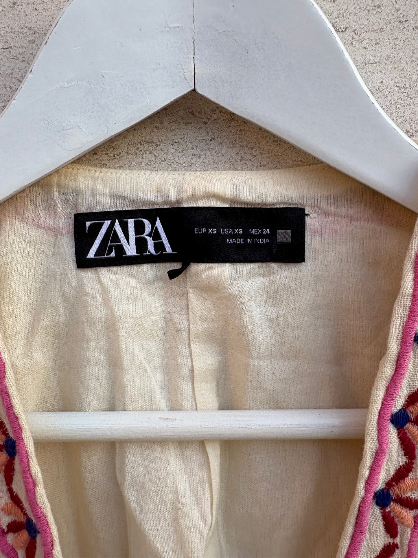 ZARA. Chaleco bordado colores