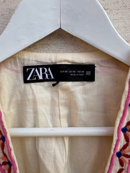 ZARA. Chaleco bordado colores