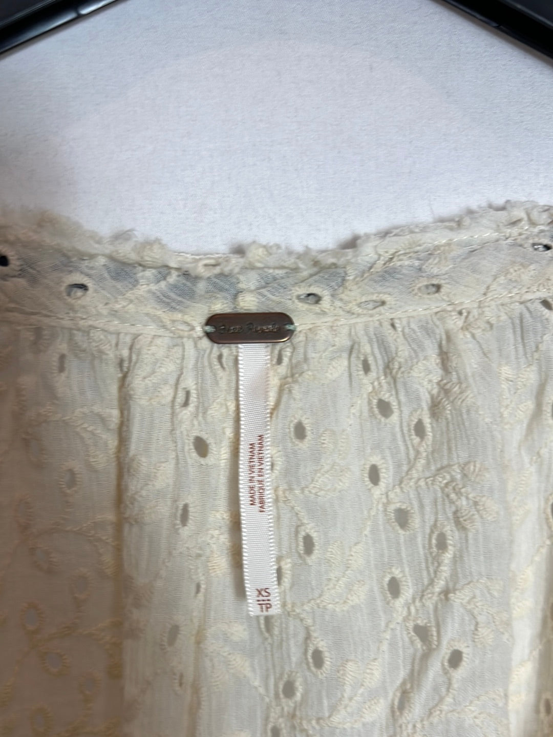 FREE PEOPLE. Beige die-cut blouse. T XS