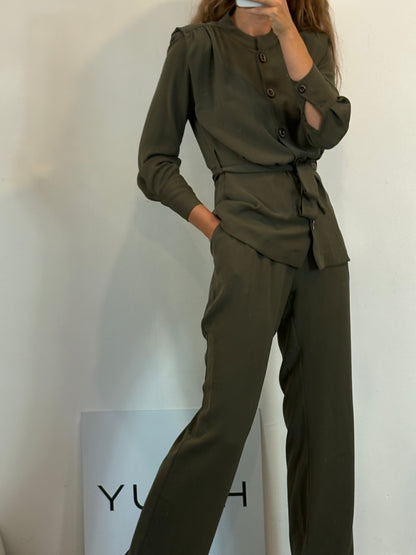 VOGANA. Total look verde fluido