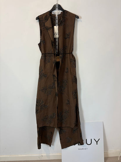 ZARA. Conjunto marrón bordado