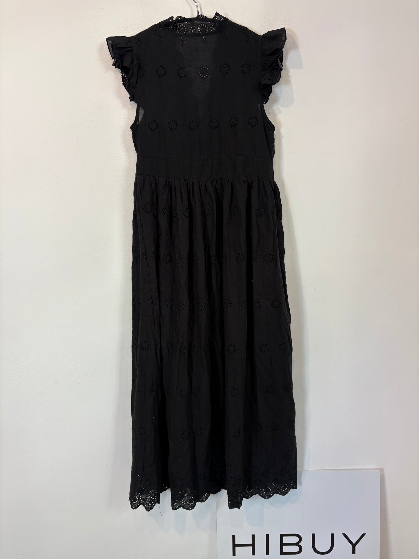 Vestido negro troquelado