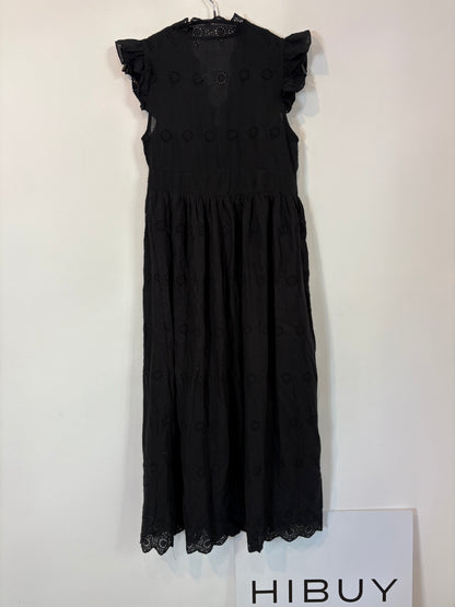 Vestido negro troquelado