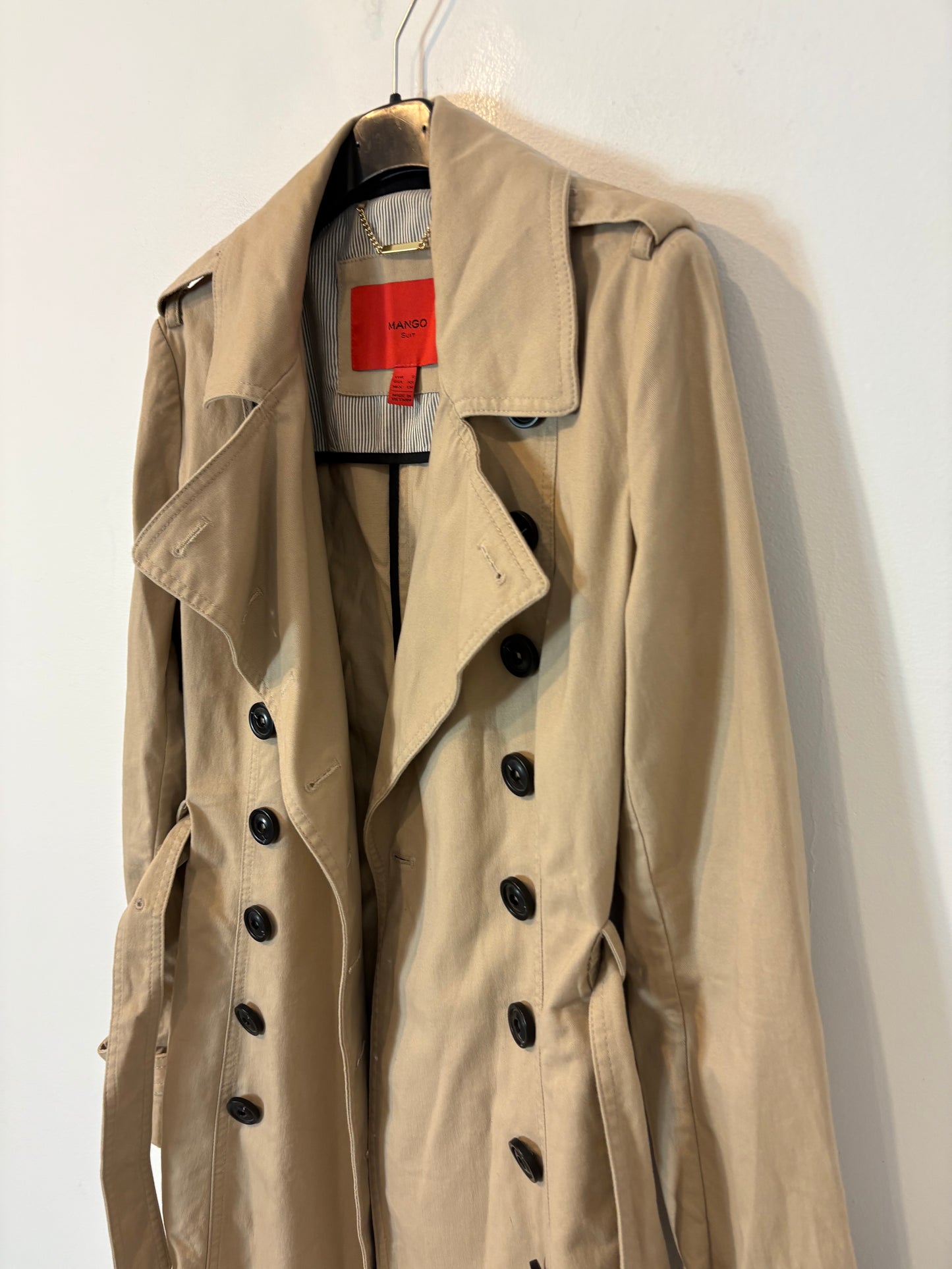 MANGO. Gabardina beige clásica