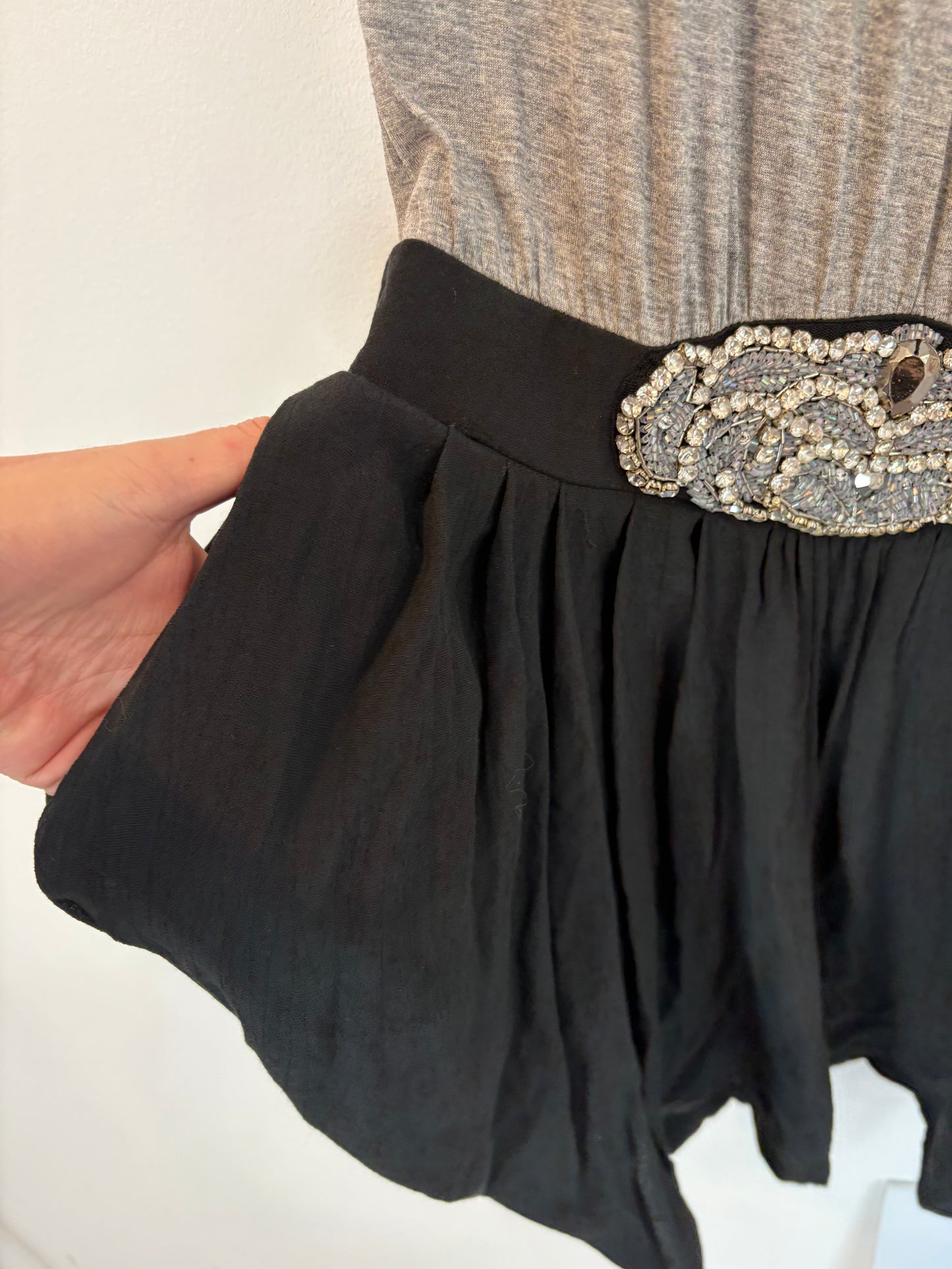 SANDRO. Vestido doble textura detalle joya