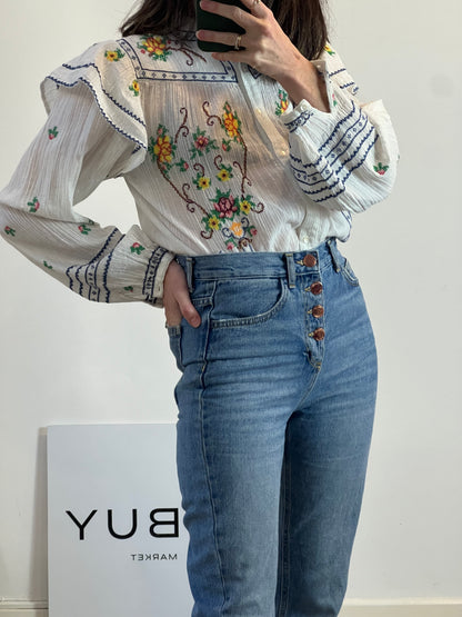 BERENICE. Blusa blanca bordados