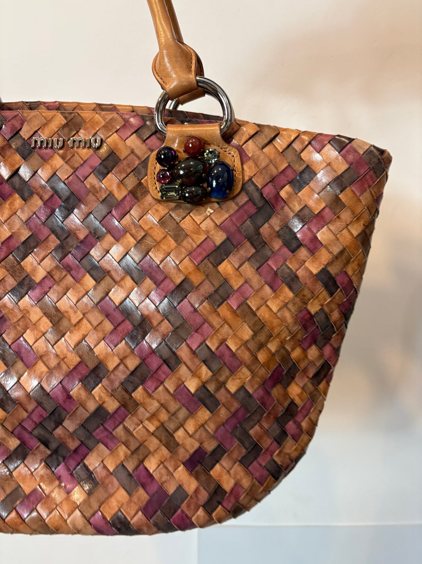 MIU MIU. Bolso trenzado piel