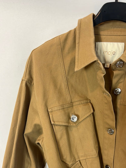 MAJE. Sobre camisa camel cinturón. T 36