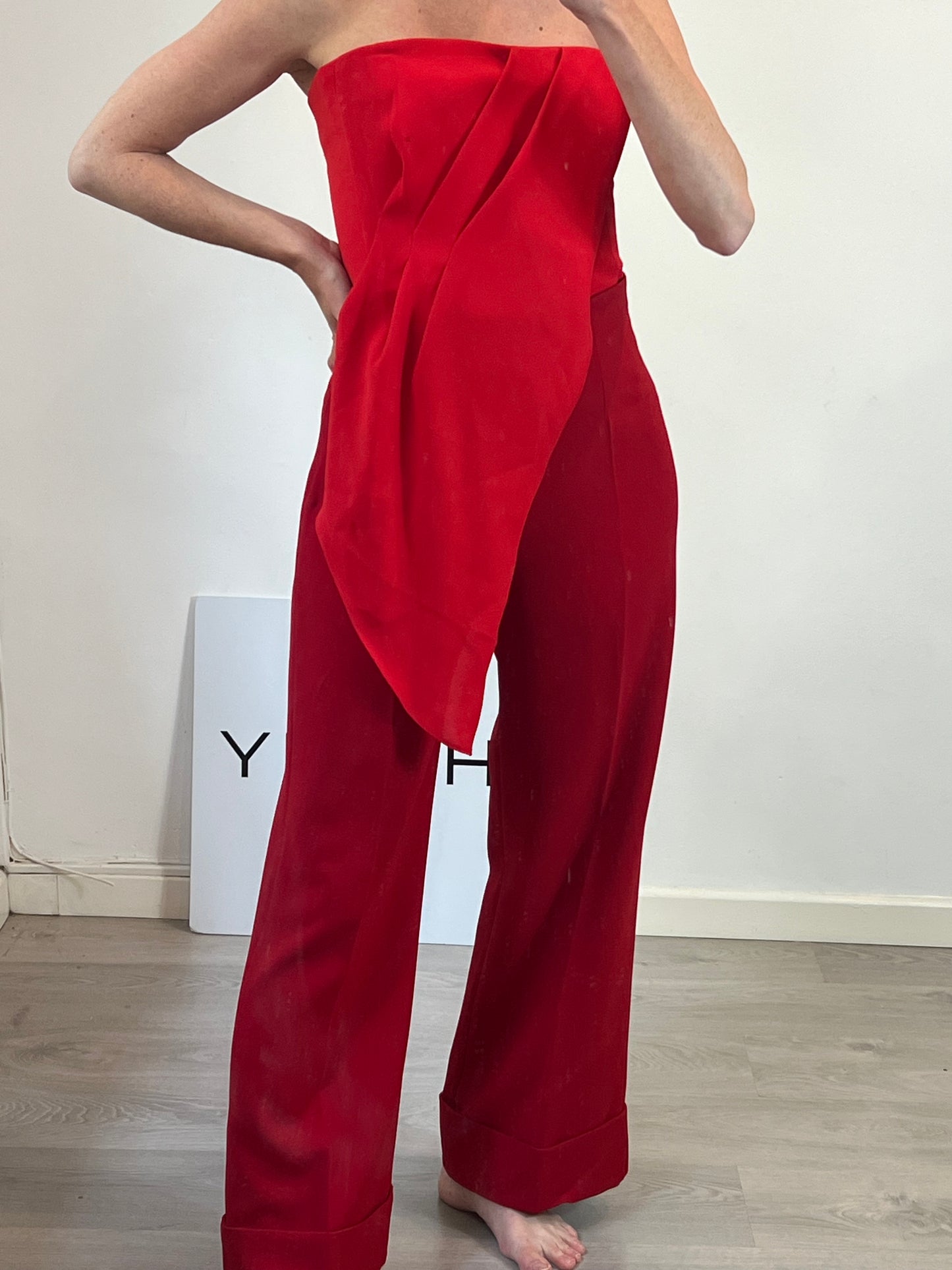 REDONDO BRAND. Red pleated trousers. TS