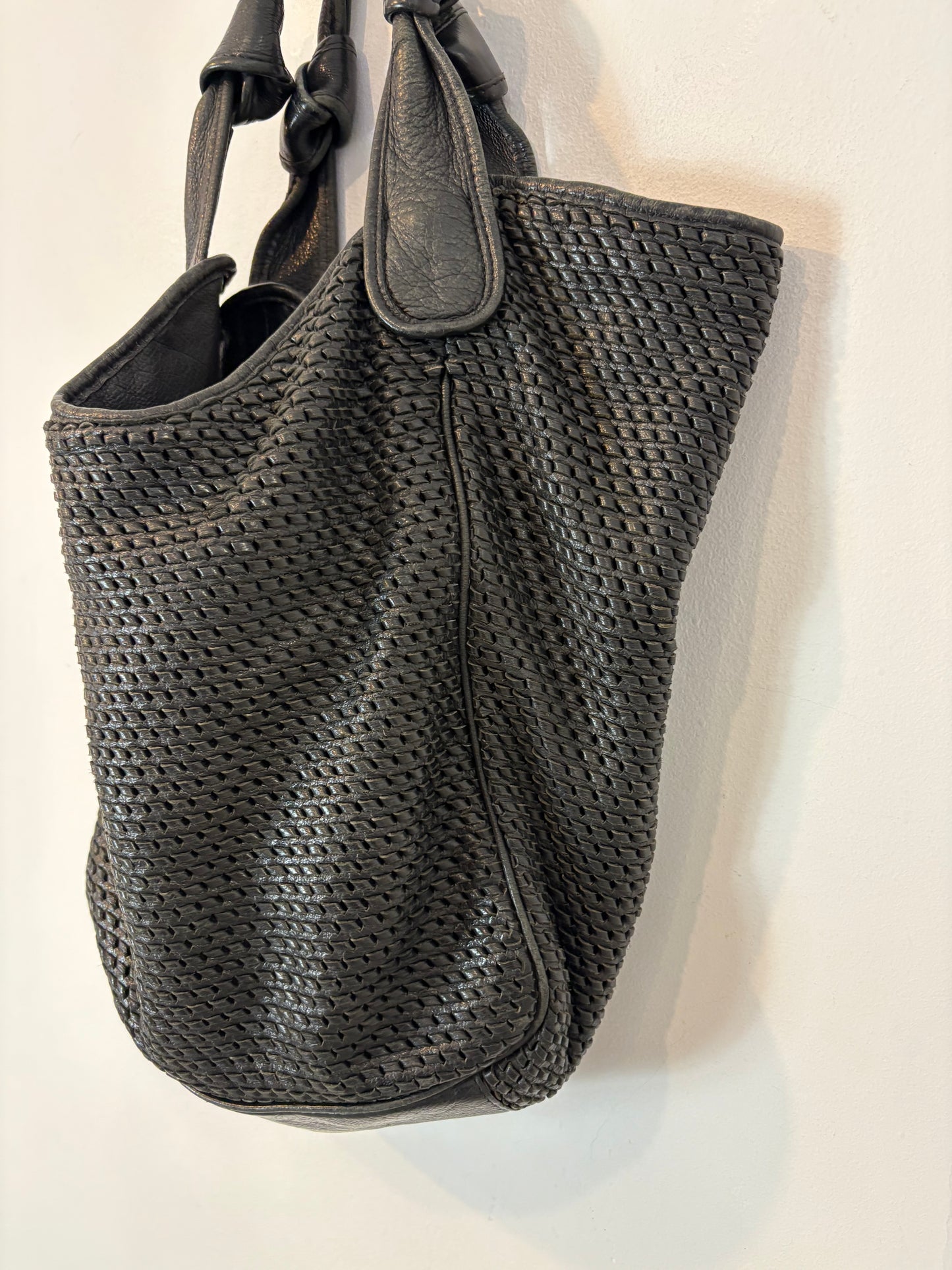UTERÜE. Bolso negro piel shopper