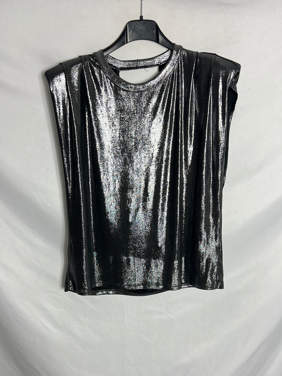 BERSHKA. Top fluido plateado hombreras. T S