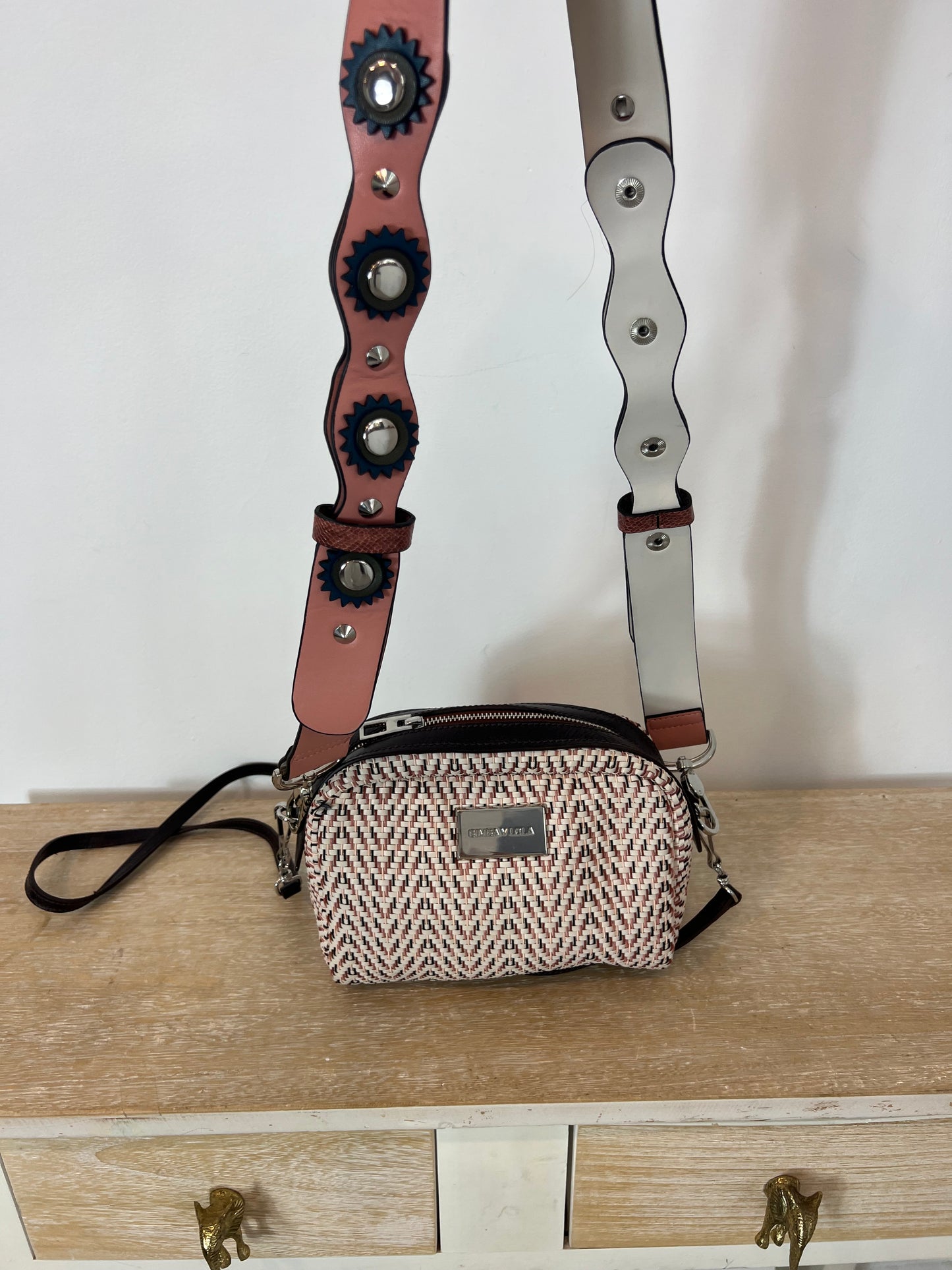 BIMBA Y LOLA. Bolso efecto trenzado