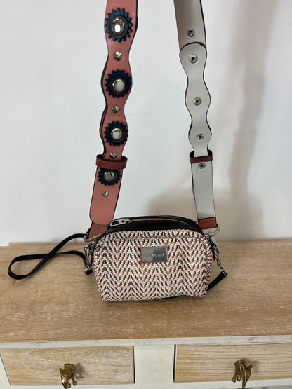 BIMBA Y LOLA. Bolso efecto trenzado