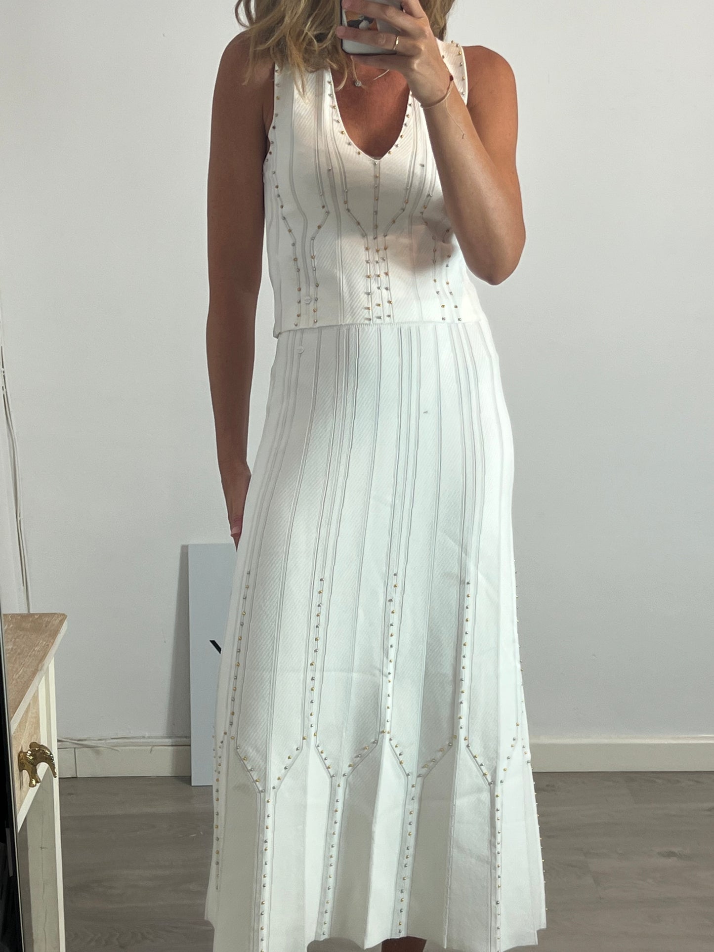 SCALPERS. Total look blanco con tachuelas T.m