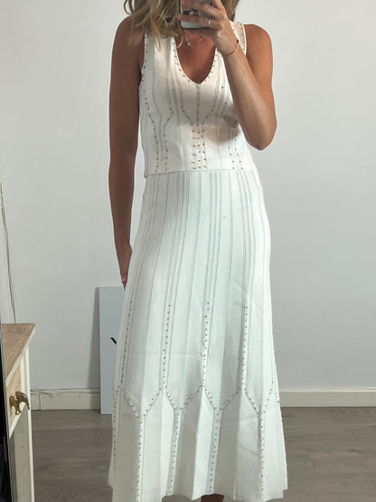 SCALPERS. Total look blanco con tachuelas T.m