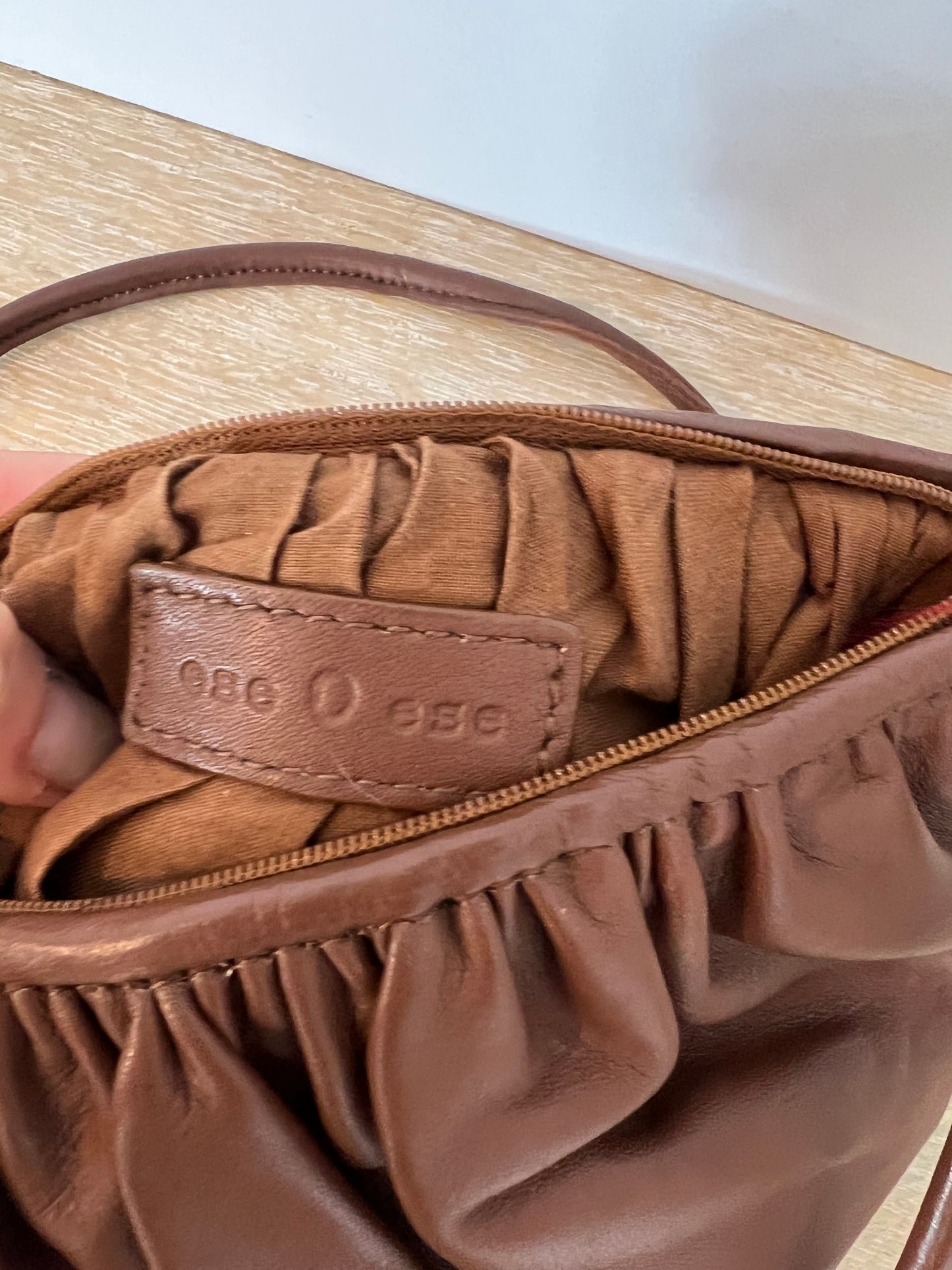 ESE O ESE. Bolso marrón piel.