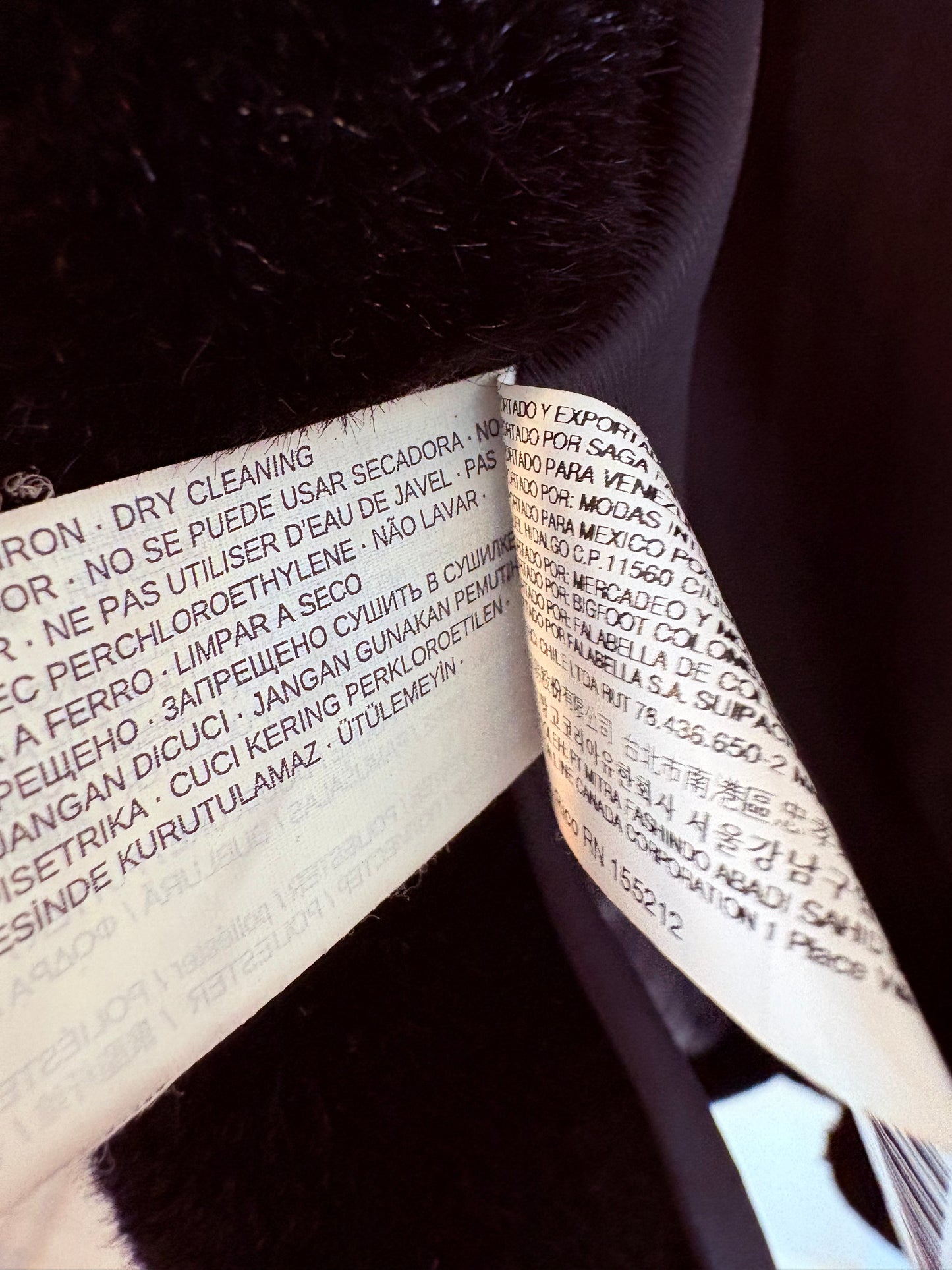 MANGO. Abrigo negro textura capucha