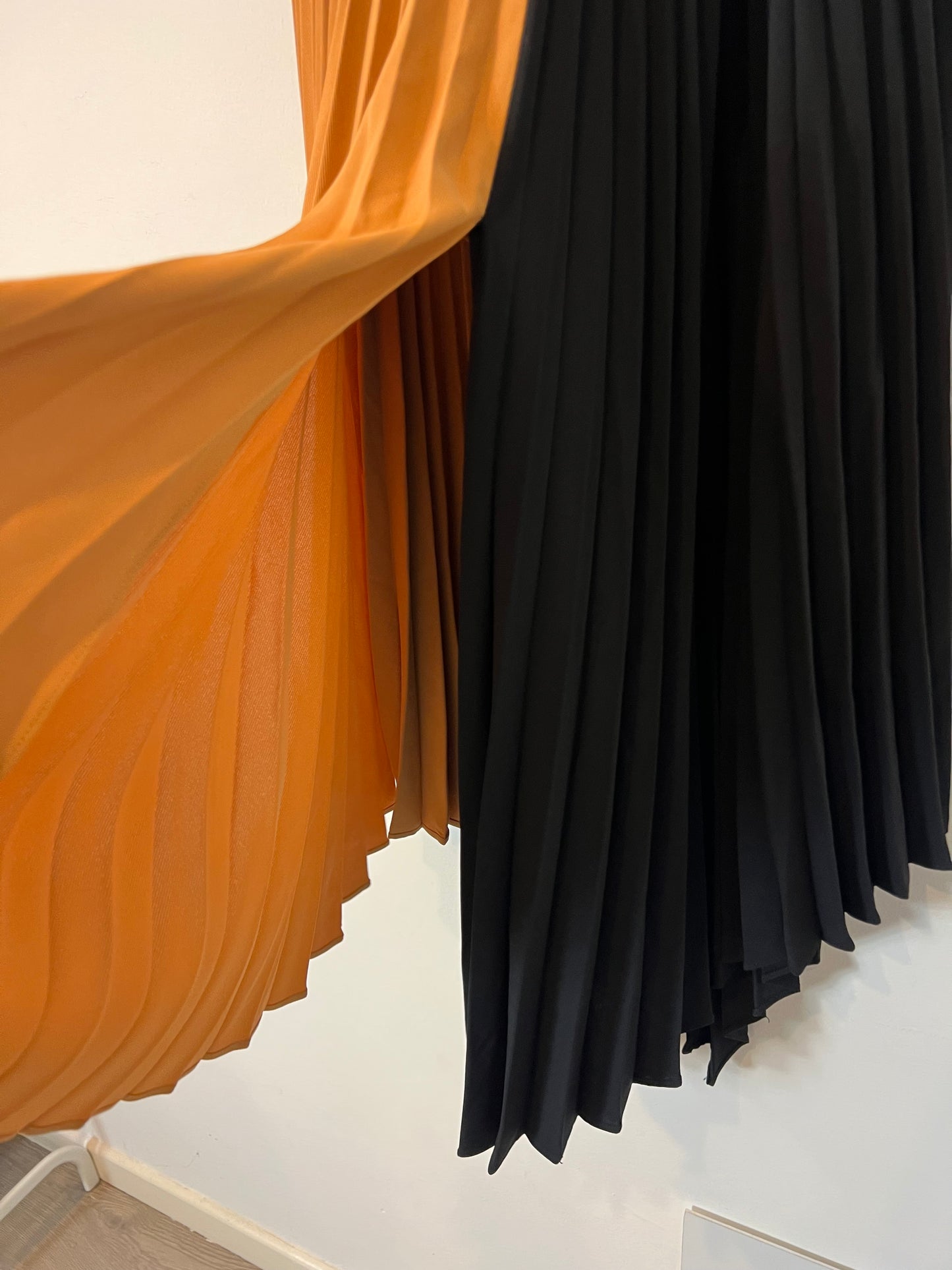 SFERA. Two-tone asymmetrical pleated skirt. T.S.