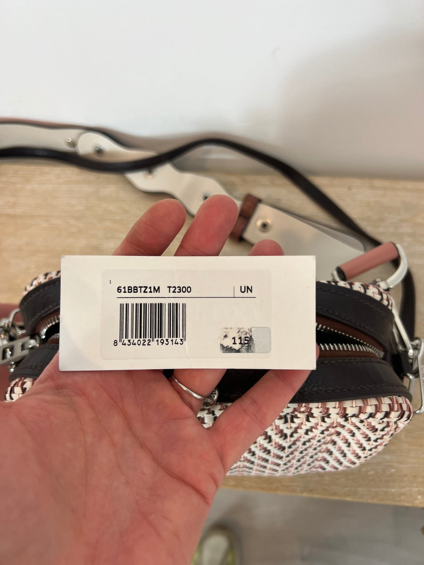 BIMBA Y LOLA. Bolso efecto trenzado