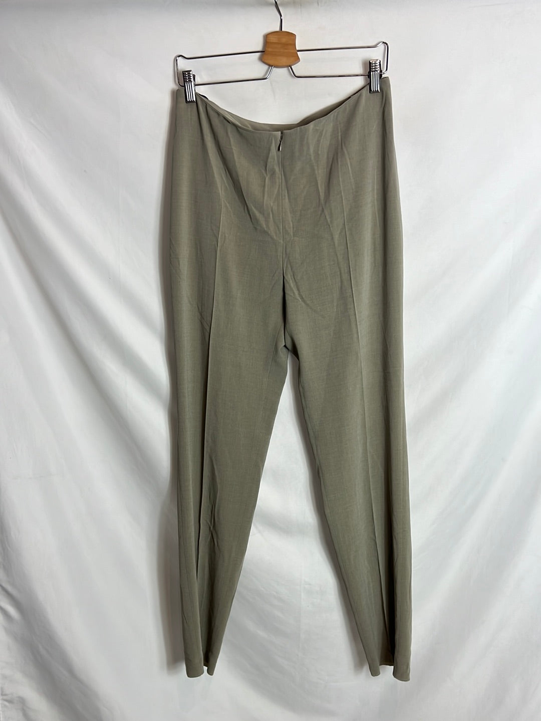 RED BANDS. Flowy taupe trousers with pleats. Size 42
