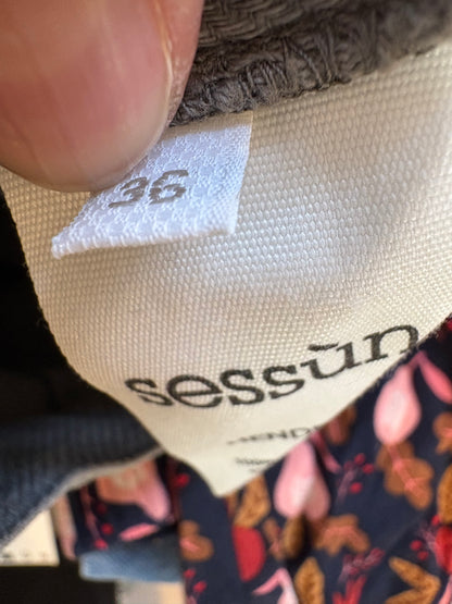 SESSÚN. Gray pants with pockets. Size 36