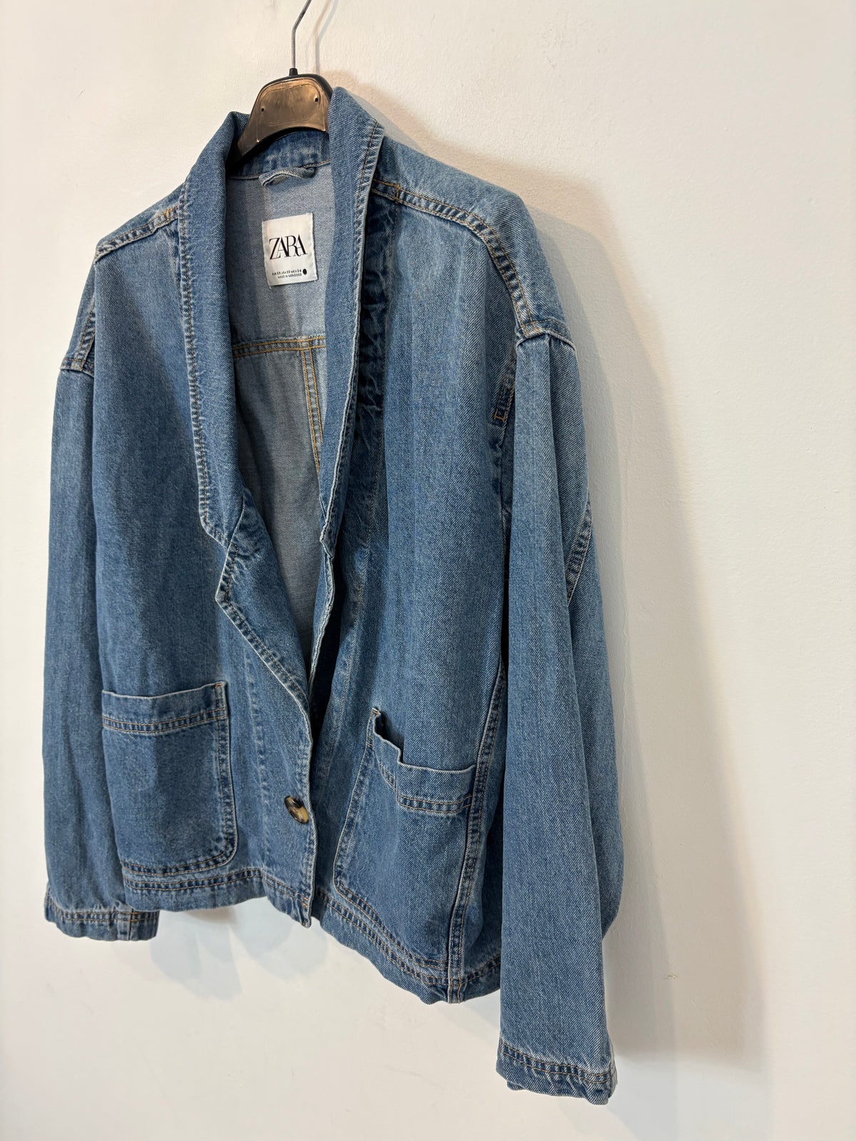 ZARA. Cazadora denim abotonada