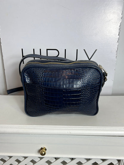 UTERQÜE. Bolso azul piel troquelada