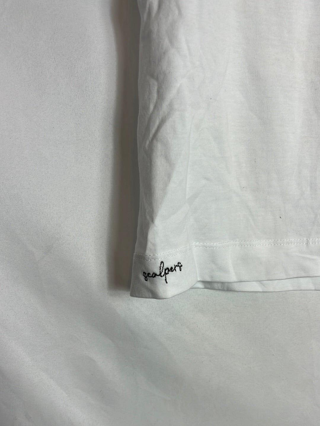 SCALPERS. White T-shirt with shoulder detail. TS