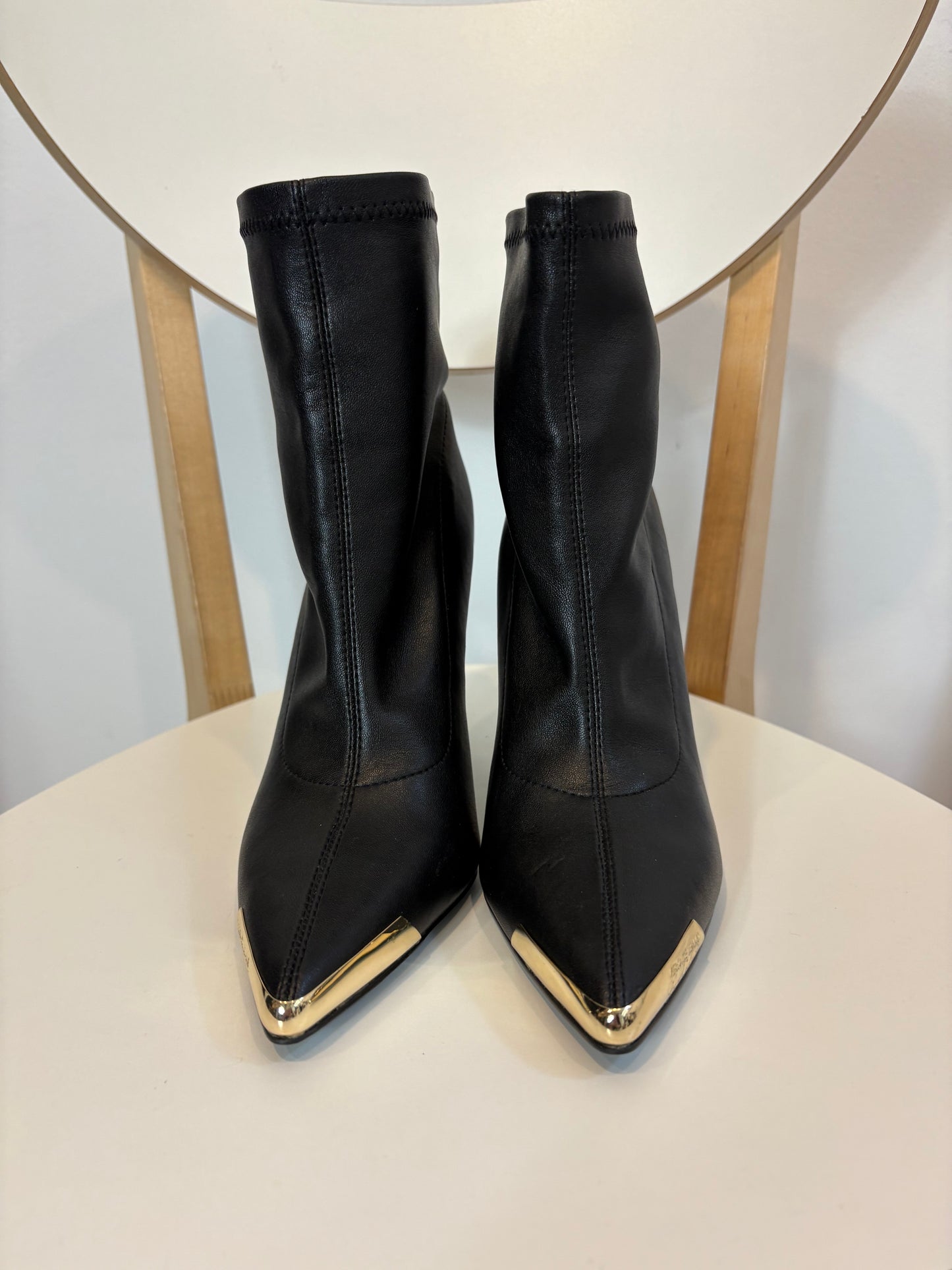 VERSACE JEANS COUTURE. Botines negros detalle dorado